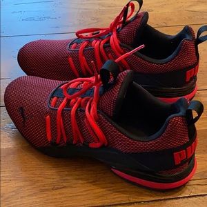 Puma sneaker men’s size 10. Black and red. EUC.